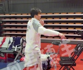 开云国际-好久不见！郭艾伦在广州男篮主场观战 并为球迷签名