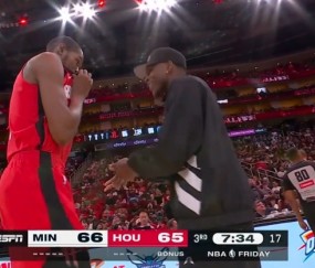 开云中国-与偶像交流的机会来了！爱德华兹趁计时器出问题与杜兰特聊起来